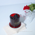 kristalsteen diffuser in rode glazen pot